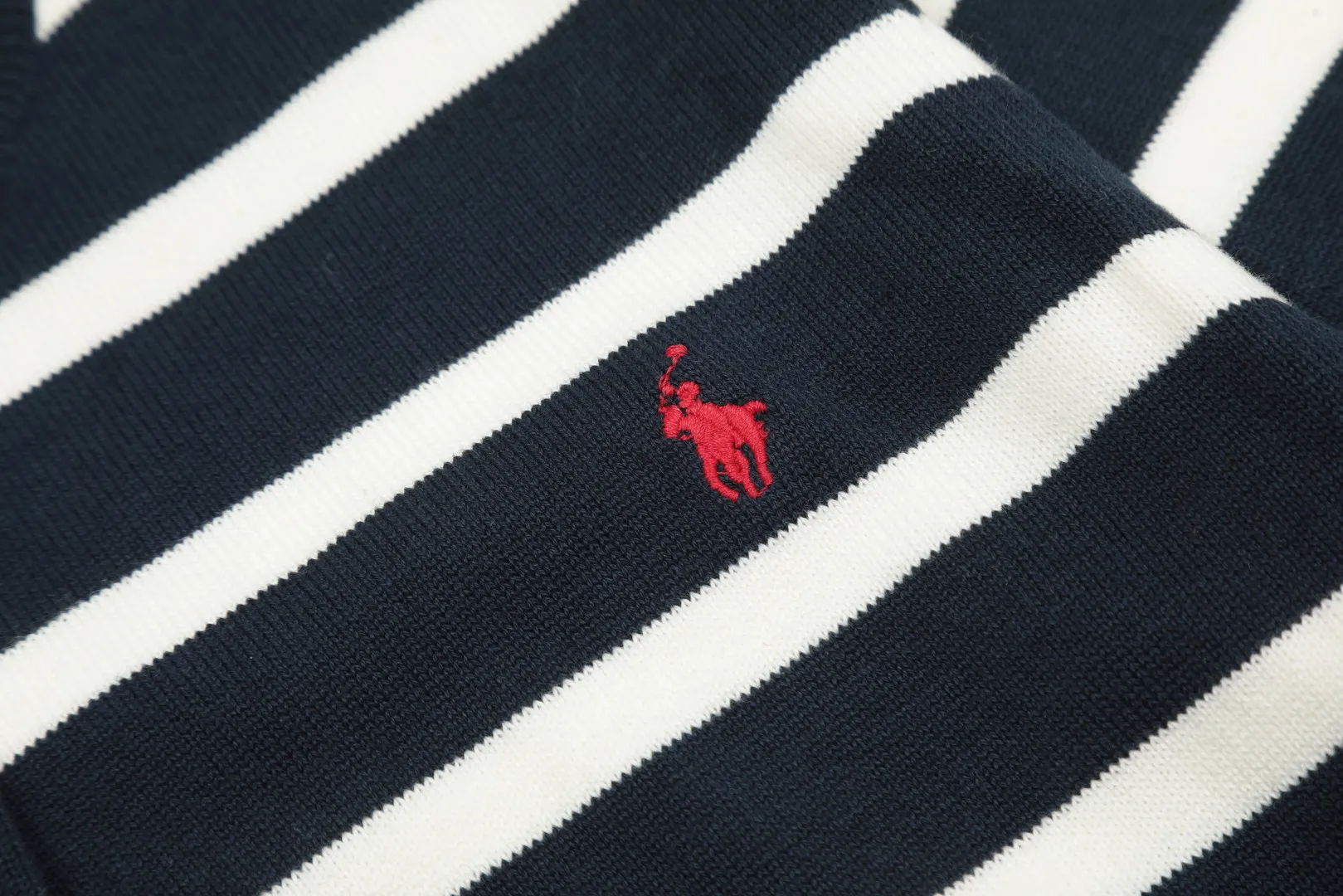 🅿️190 "Top quality" Style number: DS011# [Ralph Lauren jacquard striped round neck basic pony embroidered logo knitted cardigan long sleeves] ✅Ralph Lauren classic basic versatile plain striped jacquard knitted cardigan long-sleeved small jacket ✅Main supplier platform live broadcast Wholesale entities ✅ZP quality 1:1 pattern making Scan the code to enter the GF website Counter quality ✅Detailed quality The only one in Guangzhou Imported quality cotton yarn Mainly high-end, cost-effective, good quality, no need to say more ✅The version restores the original version, loose, comfortable and stress-free, simple is high-end, classic is timeless ✅The upper body is simple and easy to match, a must-have for goddess ootd. Good-looking clothes are never picky. A must-have in the goddess' wardrobe. Size: S-XL Color: navy blue red